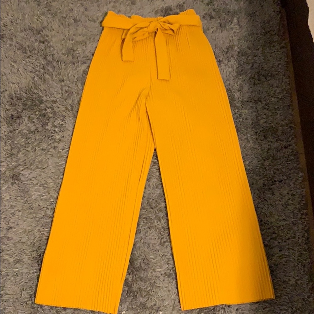 Ribbed yellow pants